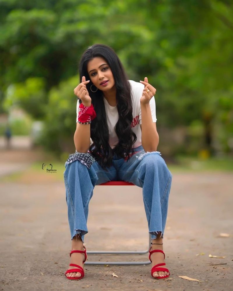 actress priya mani latest white tshirt and jeans stylish potos