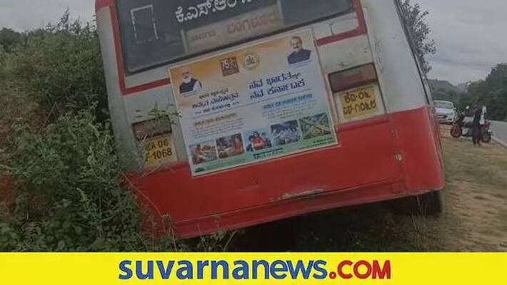 KSRTC bus overturned into paddy field in tumakuru snr KSRTC bus overturned into paddy field in tumakuru snr