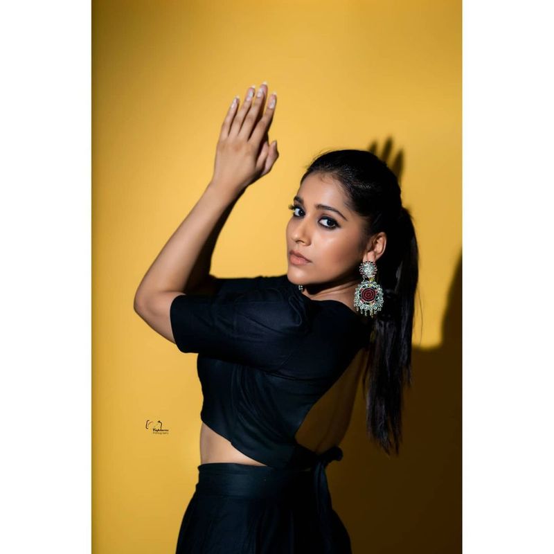jabardasth rashmi latest hot photo shoot goes viral fans attracting