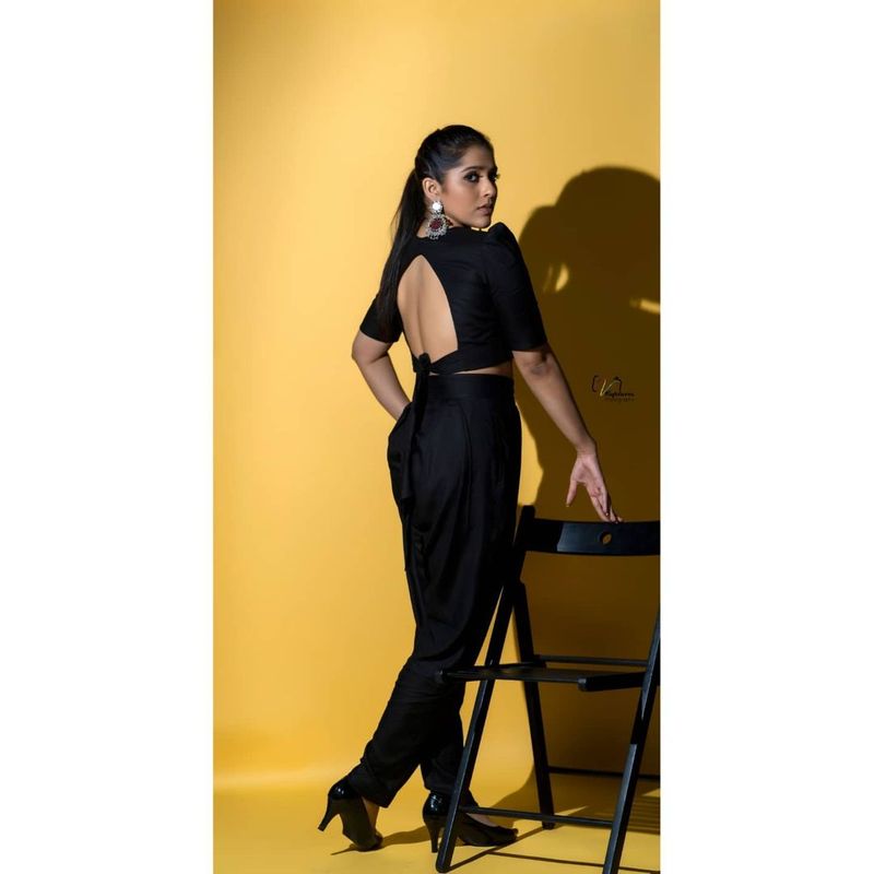 jabardasth rashmi latest hot photo shoot goes viral fans attracting