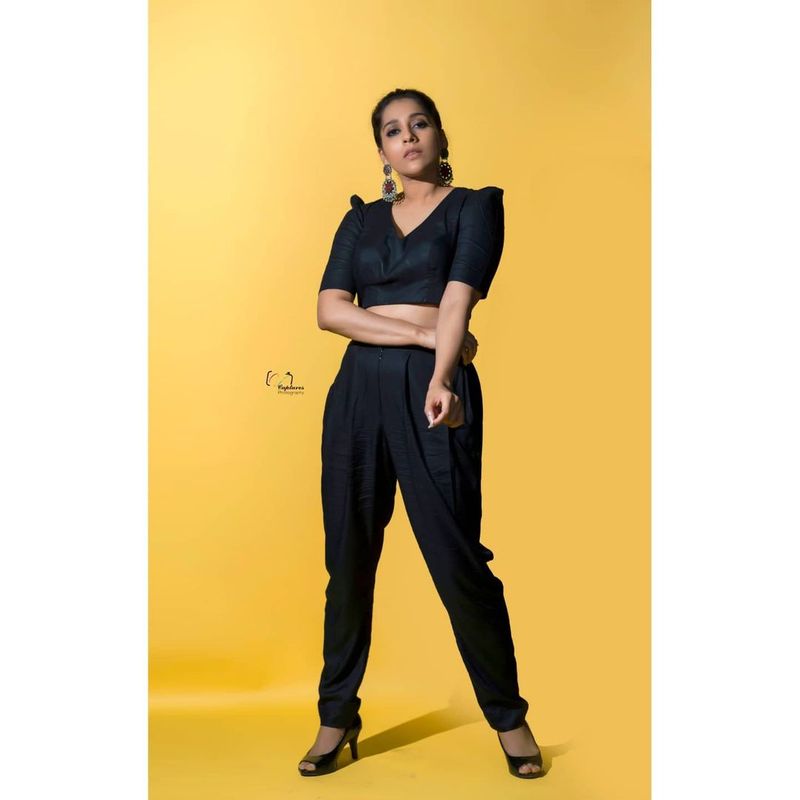 jabardasth rashmi latest hot photo shoot goes viral fans attracting