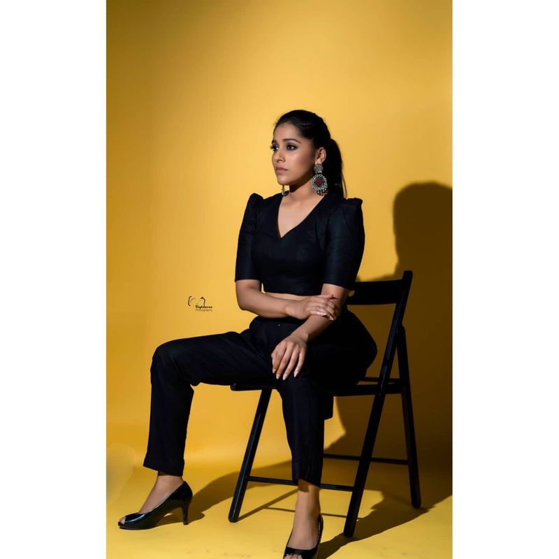 jabardasth rashmi latest hot photo shoot goes viral fans attracting