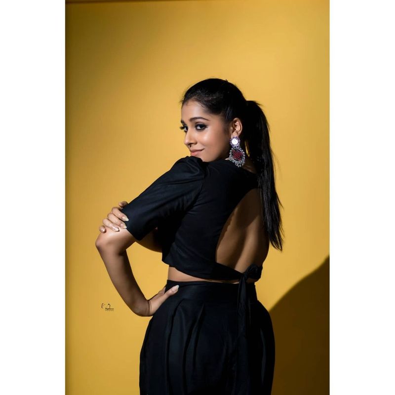 jabardasth rashmi latest hot photo shoot goes viral fans attracting