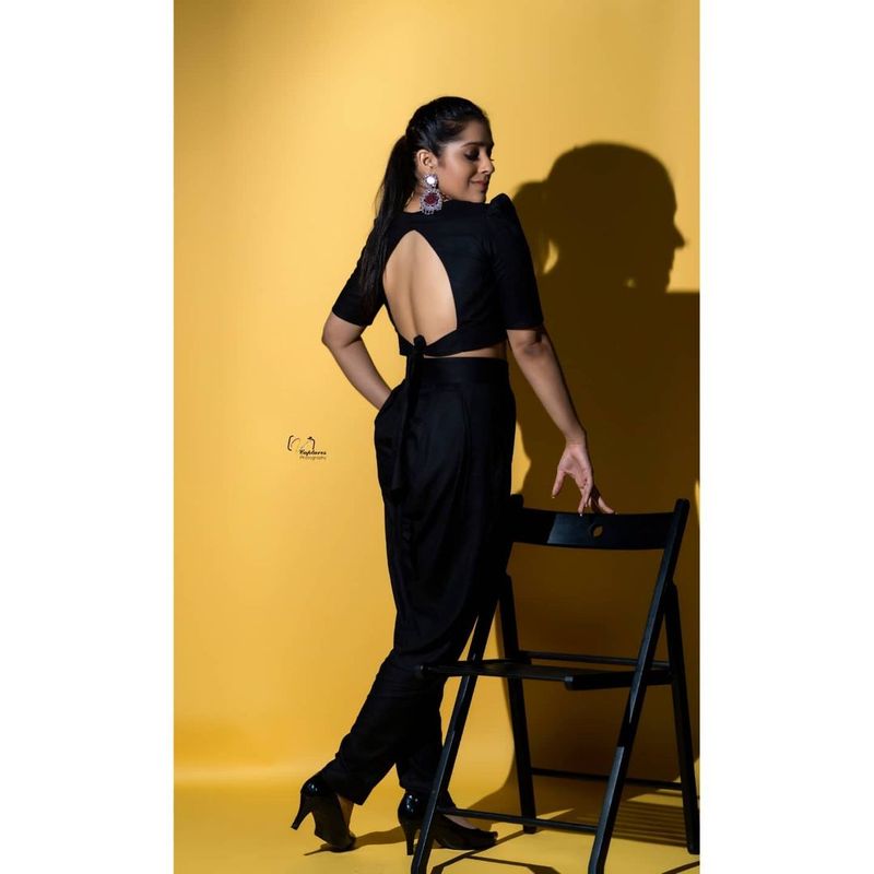 jabardasth rashmi latest hot photo shoot goes viral fans attracting