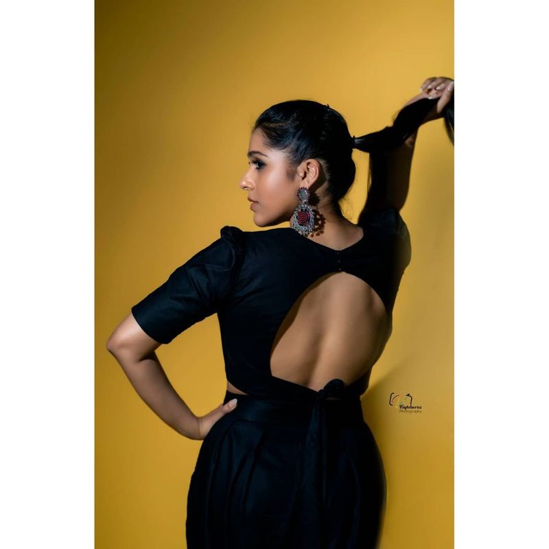 jabardasth rashmi latest hot photo shoot goes viral fans attracting