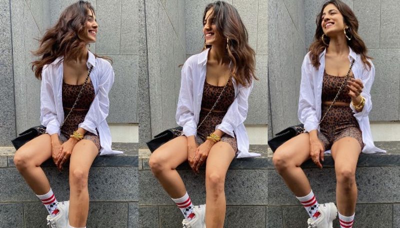 malavika mohanan cleavage show and thigh show viral on internet