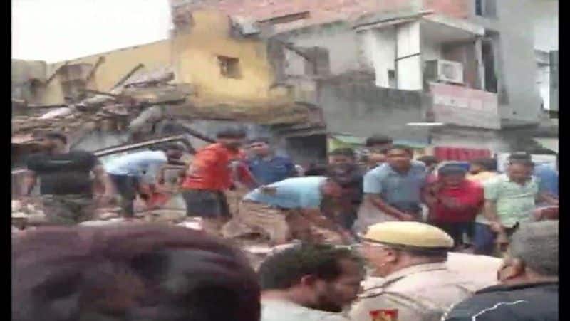 big accident in Delhi five storey  building collapsed in  Sabzi Mandi area