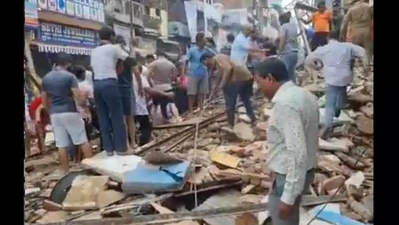 big accident in Delhi five storey  building collapsed in  Sabzi Mandi area