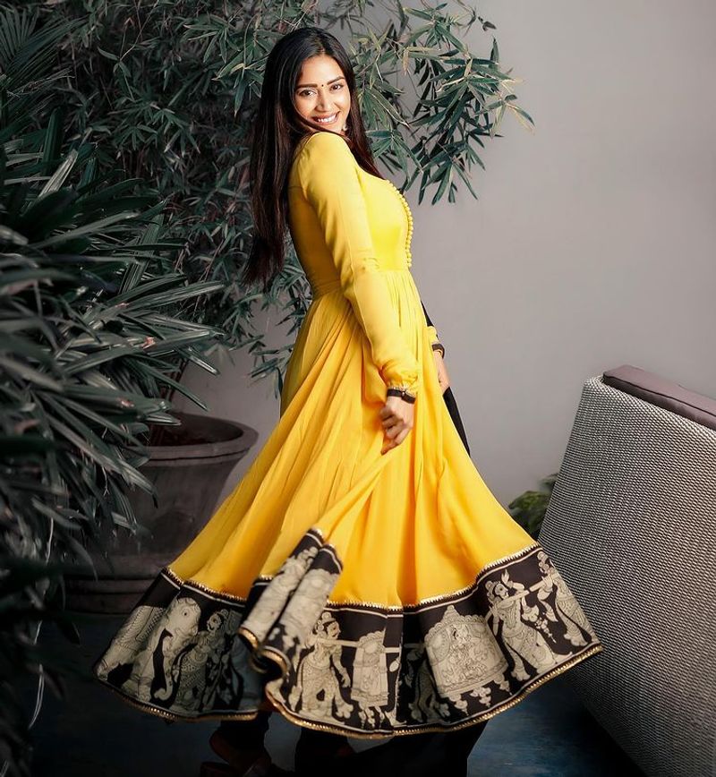 Actress nivetha pethuraj take photo were colorful salwar latest photos