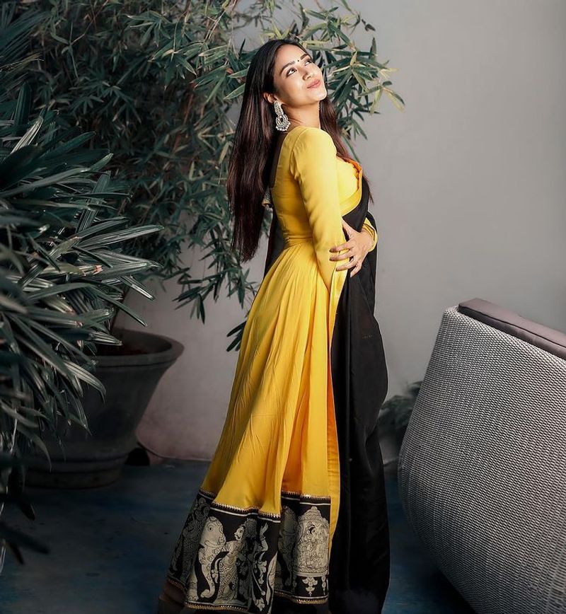 Actress nivetha pethuraj take photo were colorful salwar latest photos