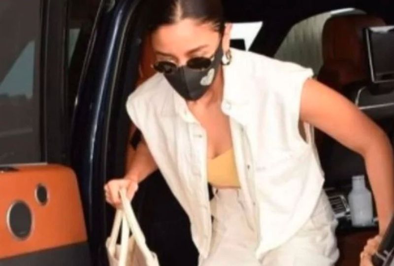 Luxury cars are parked in the garage of these actresses, each car costs in crores