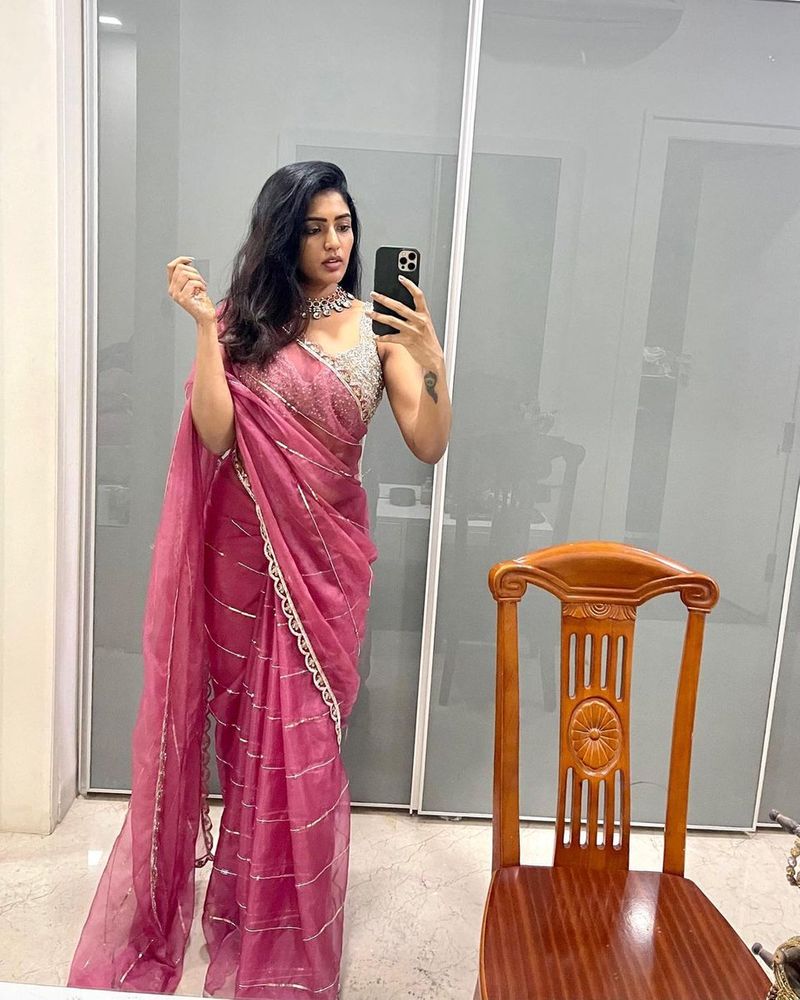 eesha rebba looks stunning in hot saree with selfie photos