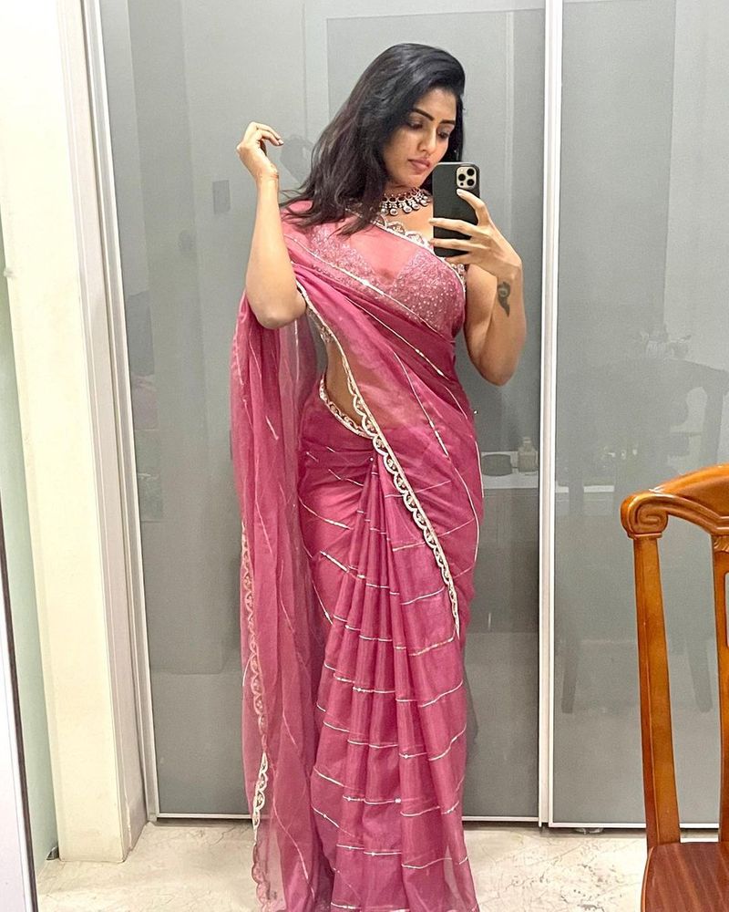 eesha rebba looks stunning in hot saree with selfie photos