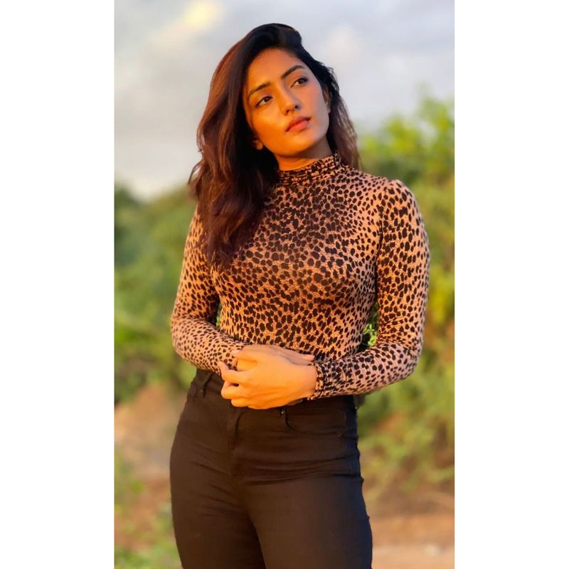 eesha rebba looks stunning in hot saree with selfie photos