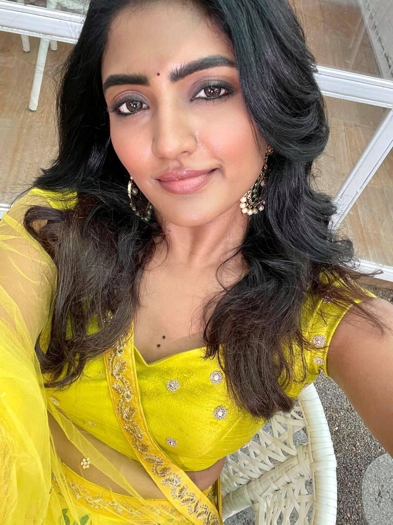 eesha rebba looks stunning in hot saree with selfie photos