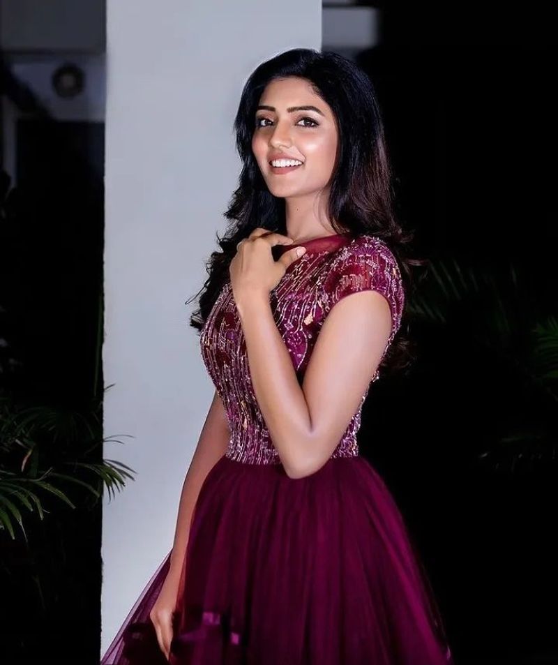 eesha rebba looks stunning in hot saree with selfie photos