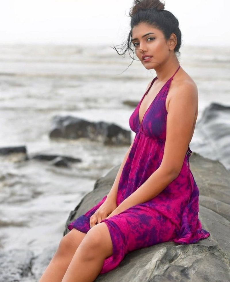 eesha rebba looks stunning in hot saree with selfie photos