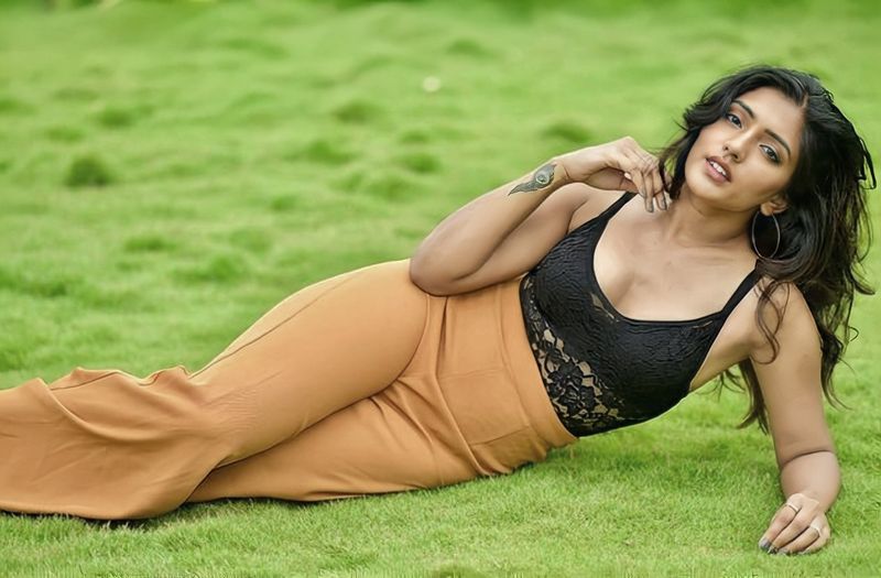 eesha rebba looks stunning in hot saree with selfie photos
