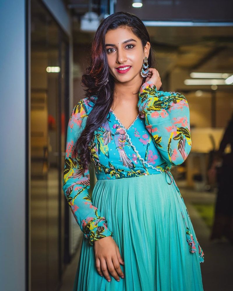 anchor vishnu priya stuns in long frack her close up shots blowing mind