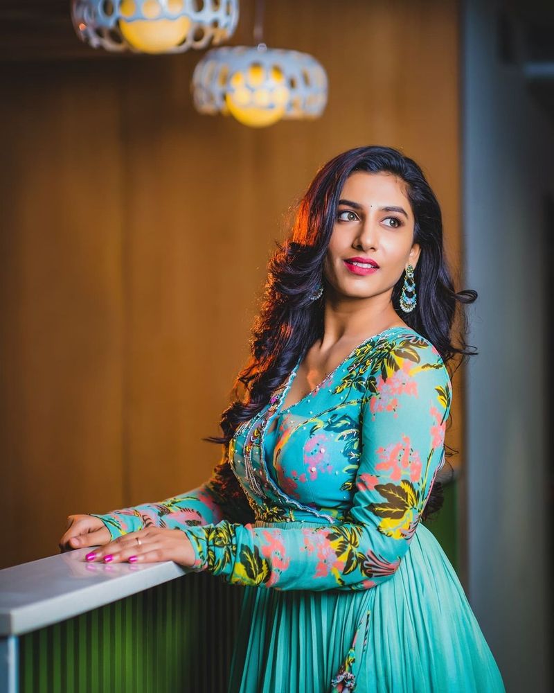 anchor vishnu priya stuns in long frack her close up shots blowing mind