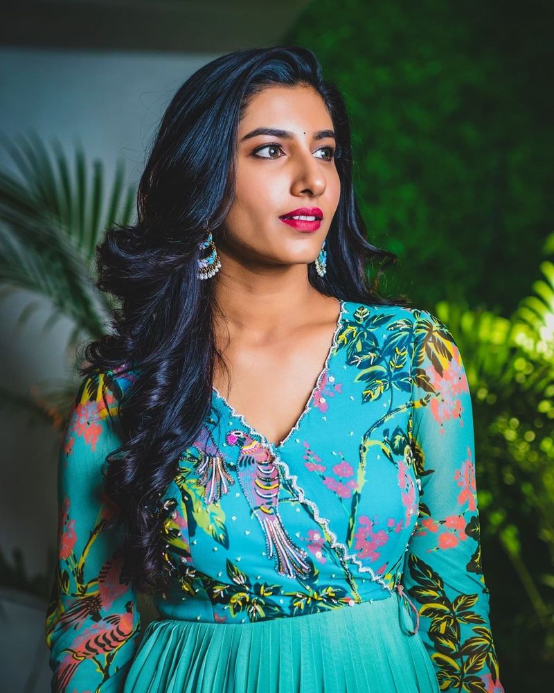 anchor vishnu priya stuns in long frack her close up shots blowing mind