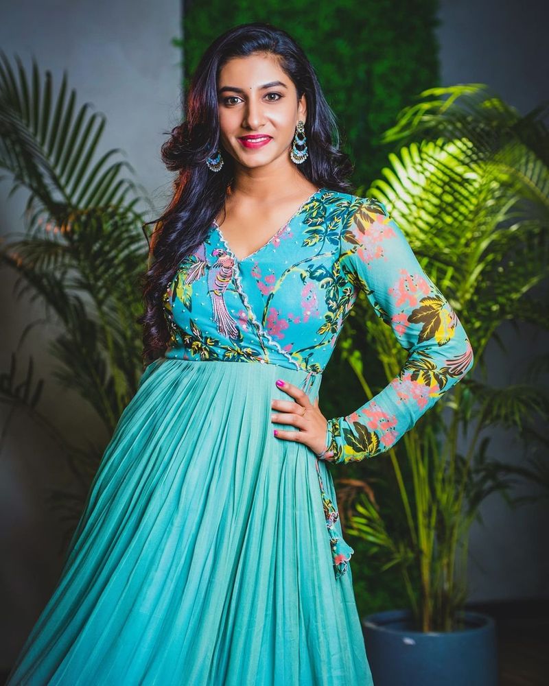 anchor vishnu priya stuns in long frack her close up shots blowing mind