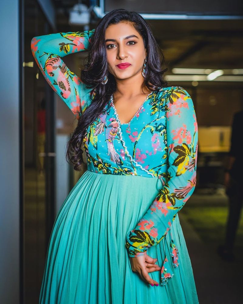 anchor vishnu priya stuns in long frack her close up shots blowing mind