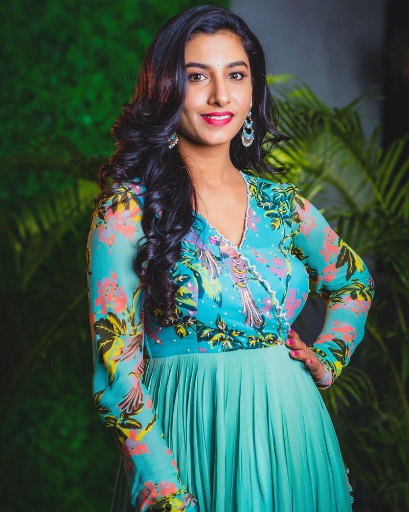 anchor vishnu priya stuns in long frack her close up shots blowing mind