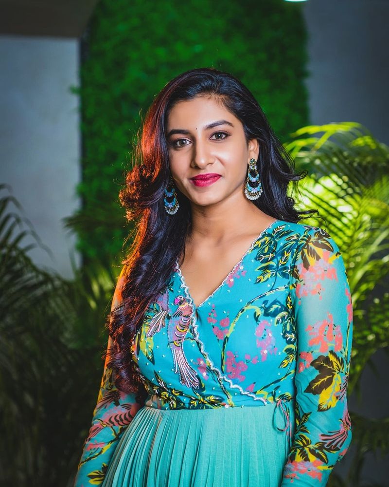 anchor vishnu priya stuns in long frack her close up shots blowing mind