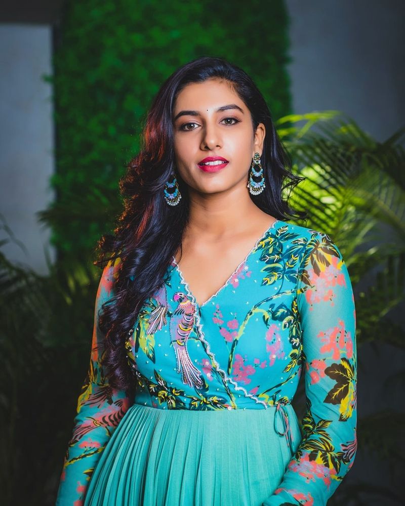anchor vishnu priya stuns in long frack her close up shots blowing mind