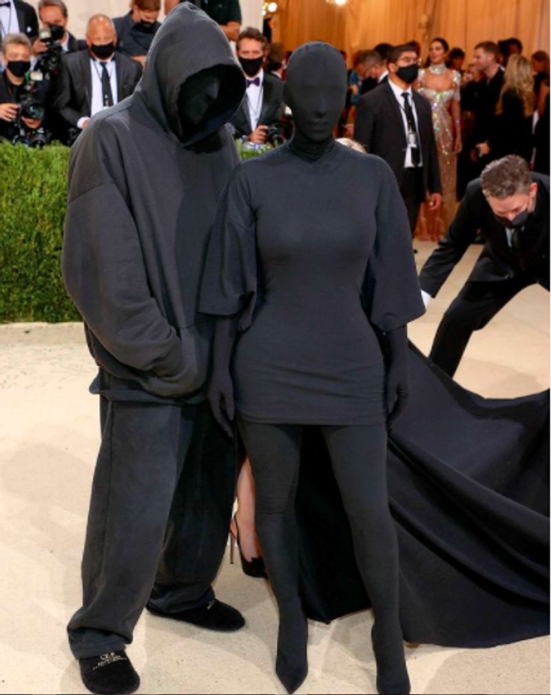Met Gala 2021 Rihanna and ASAP Rocky Make Their Romance Red Carpet Official See photos dpl