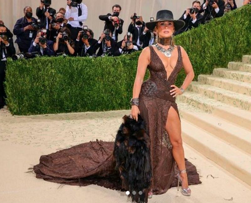 Met Gala 2021 Rihanna and ASAP Rocky Make Their Romance Red Carpet Official See photos dpl