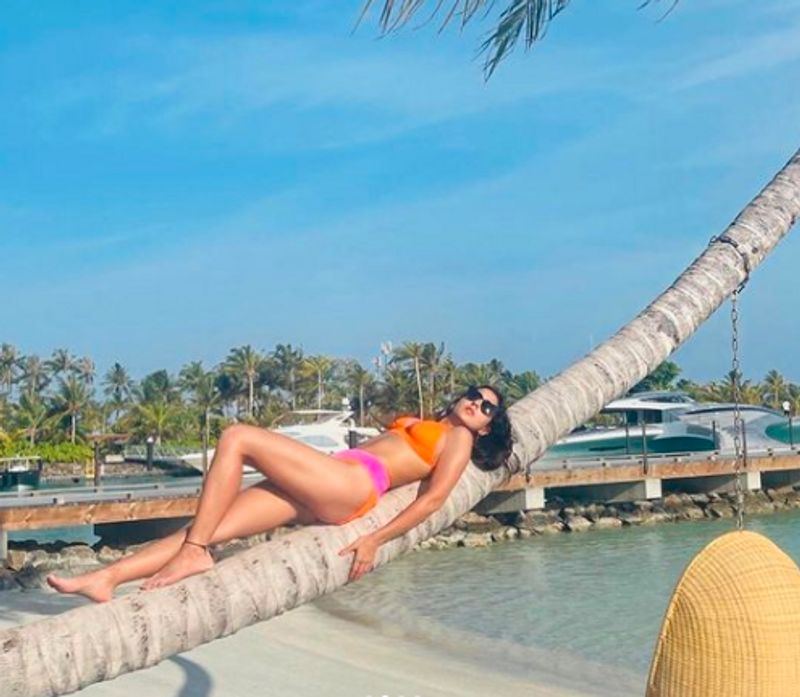 Sara Ali Khan poses in vibrant bikini in new pics from Maldives vacation turns sunset chaser dpl