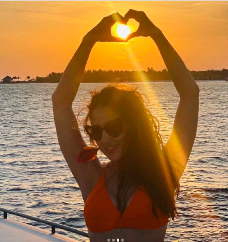 Sara Ali Khan poses in vibrant bikini in new pics from Maldives vacation turns sunset chaser dpl