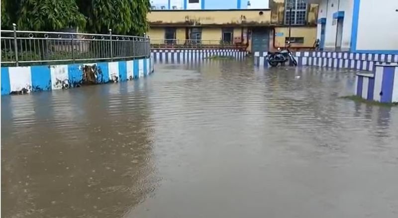 due to heavy rain waterlogged in many area yellow alert issued in Kolkata bmm