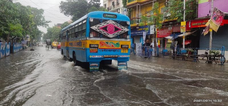 due to heavy rain waterlogged in many area yellow alert issued in Kolkata bmm