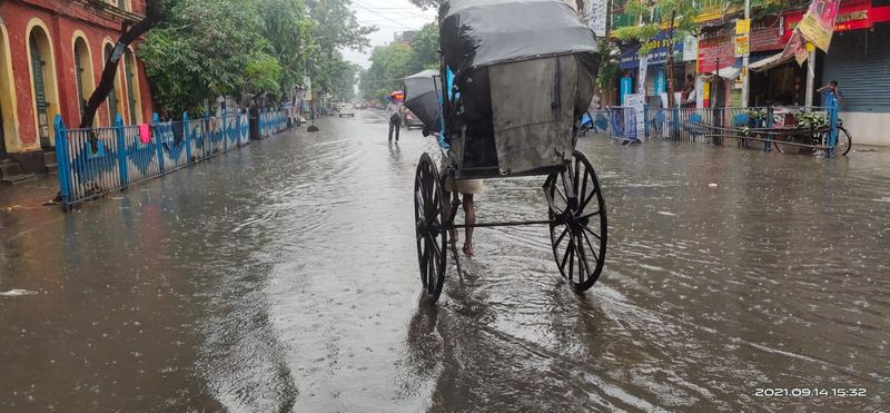 due to heavy rain waterlogged in many area yellow alert issued in Kolkata bmm
