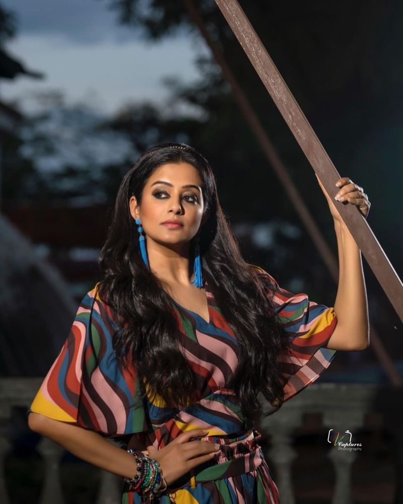the familyman actress priyamani jaw dropping poses in trendy wear sets fire to internet