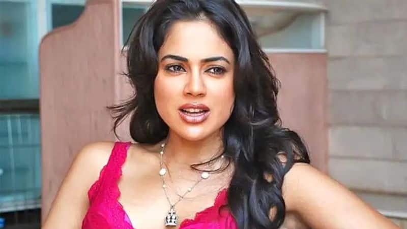 sameera reddy bold replay for her father