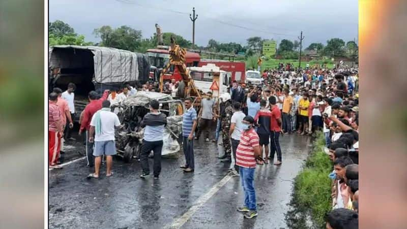 Jharkhand accident between car and bus in Ranchi killed many people