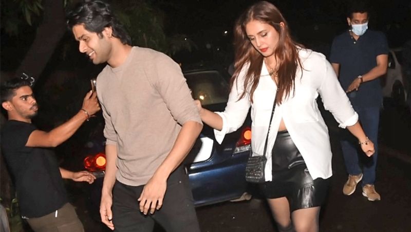 Kareena Kapoor spotted with husband Saif ALi Khan without makeup, tired face and swelled eyes