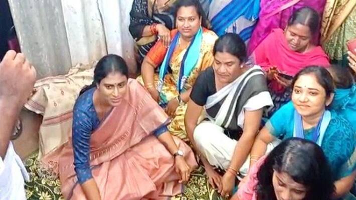 Ysrcp workers conducts protest at boduppal in hyderabad Ysrcp workers conducts protest at boduppal in hyderabad