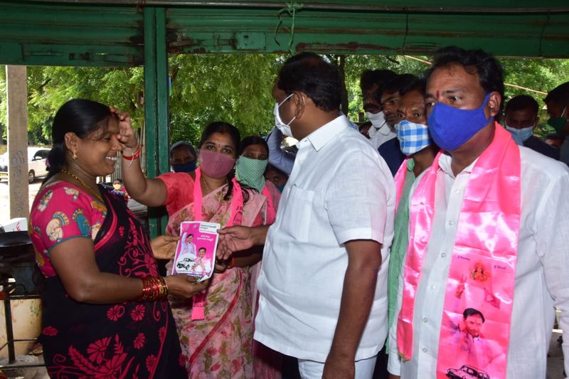 huzurabad bypoll... minister koppula eshwar house to house campaign at jammikunta