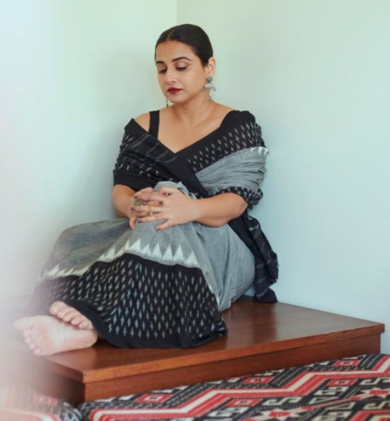 Actress Vidya Balan stunning look in Black and grey saree dpl