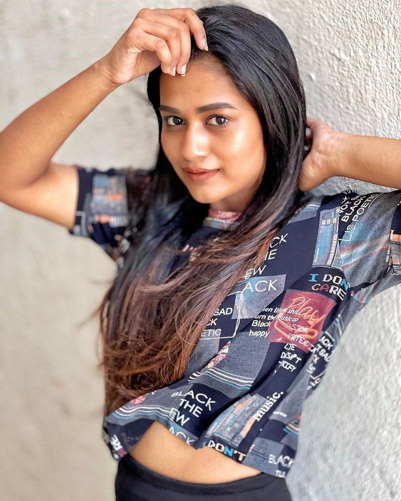 pandian store kaaviya arivumani latest tight t shirt and jeans hot photos