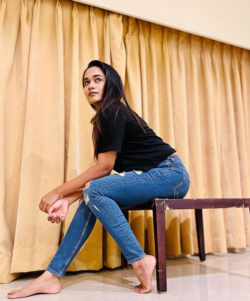 pandian store kaaviya arivumani latest tight t shirt and jeans hot photos