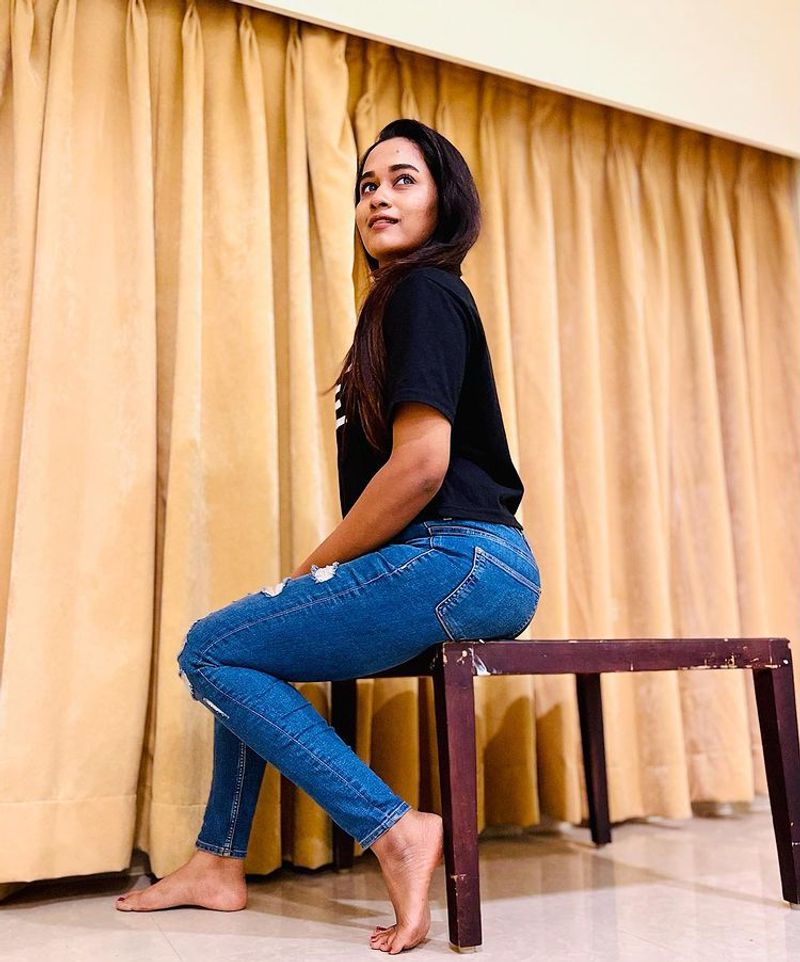 pandian store kaaviya arivumani latest tight t shirt and jeans hot photos