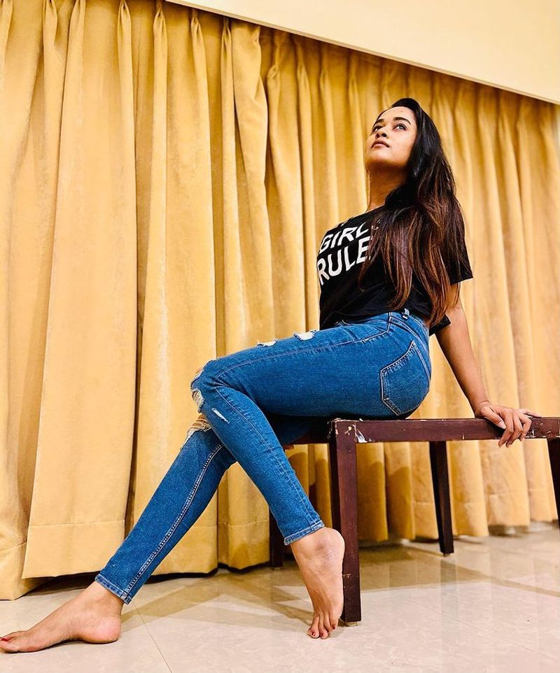 pandian store kaaviya arivumani latest tight t shirt and jeans hot photos