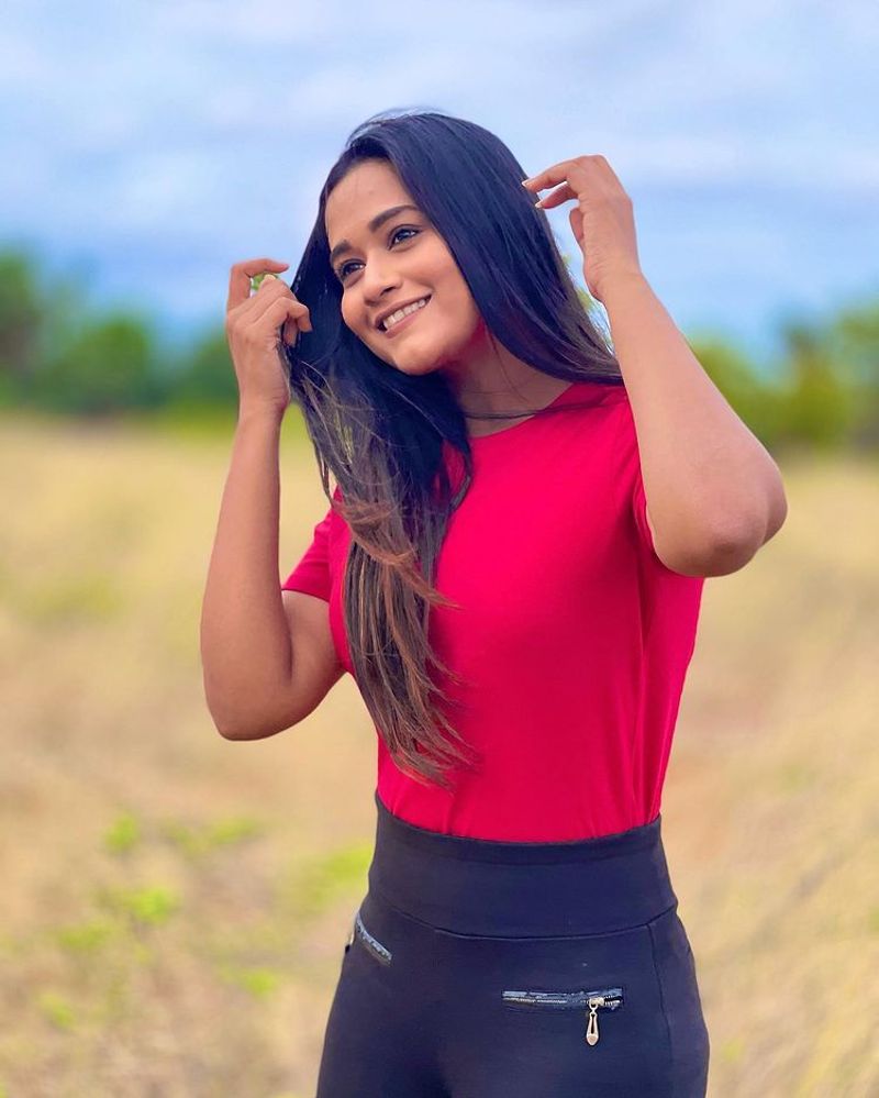 pandian store kaaviya arivumani latest tight t shirt and jeans hot photos