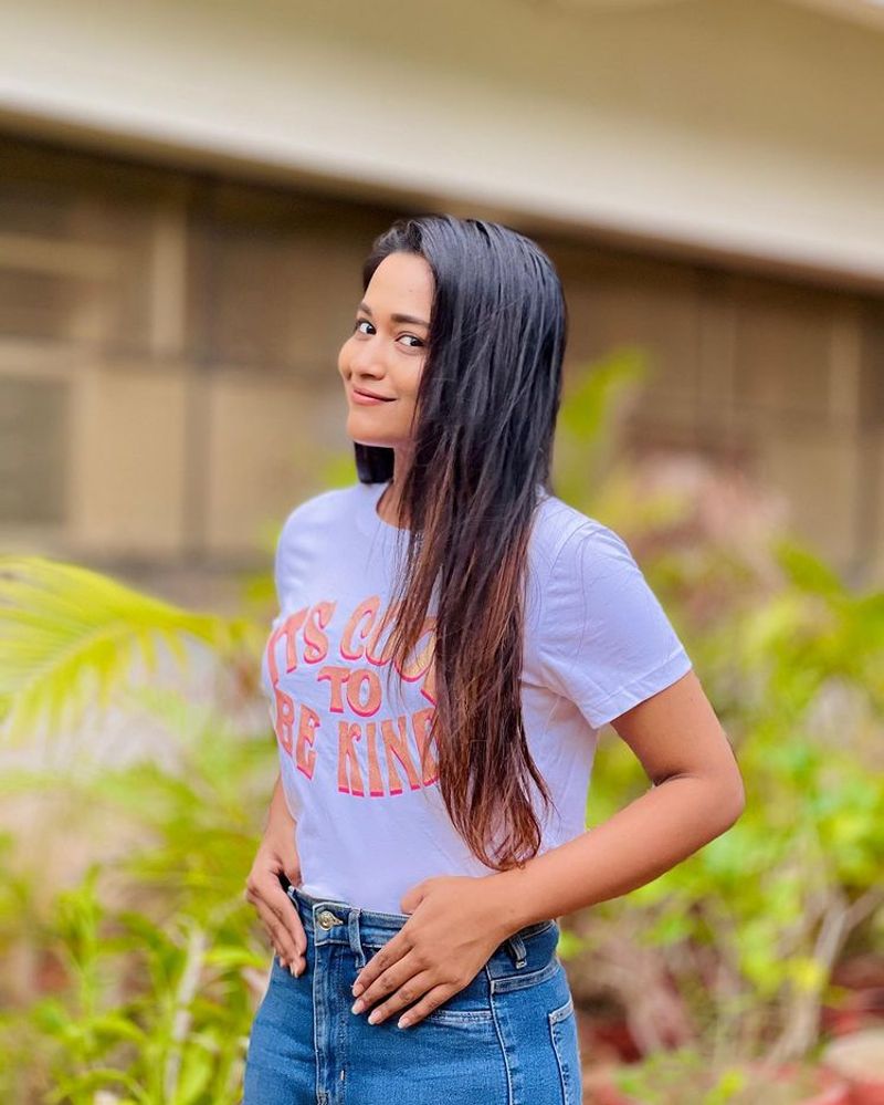 pandian store kaaviya arivumani latest tight t shirt and jeans hot photos